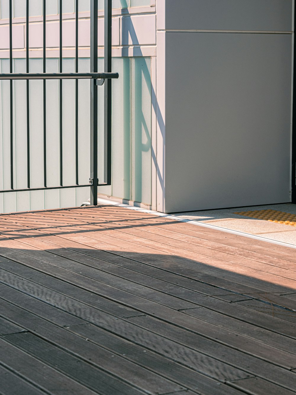 Terraza con cubierta y reja metálica de privacidad
