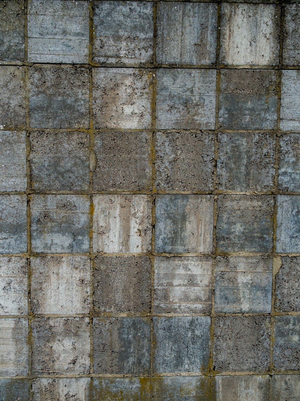 Muro de hormigón desgastado que necesita reparación en su comuna