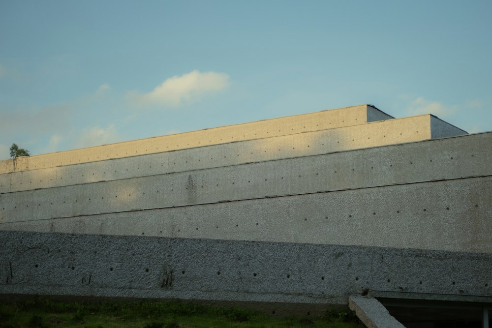 Muro alto de hormigón en un terreno con pendiente